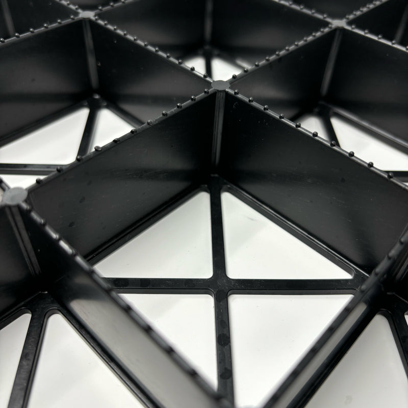 Carica immagine nel visualizzatore galleria, Gravel matting mesh close up with closed cells
